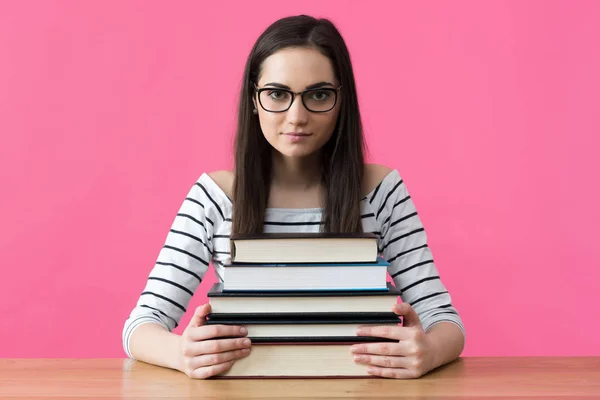 Feliz sonrisa atractiva estudiante sentada en su escritorio con libros de texto — Foto de Stock