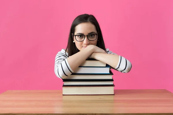 Feliz sonrisa atractiva estudiante sentada en su escritorio con libros de texto — Foto de Stock