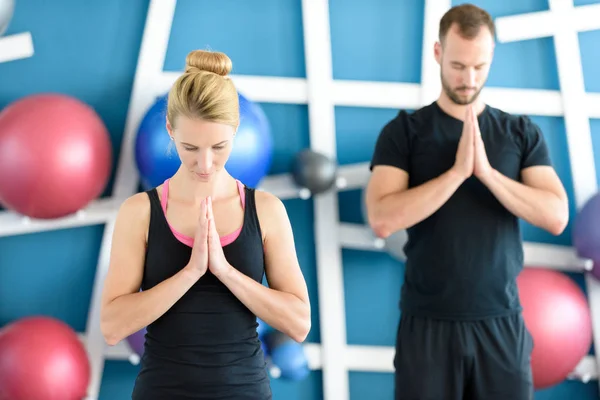 Jovens em aula de ioga. Conceito de grupo Yoga — Fotografia de Stock