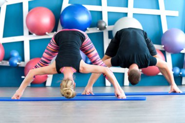 Gençler yoga sınıfında. Yoga grup kavramı.