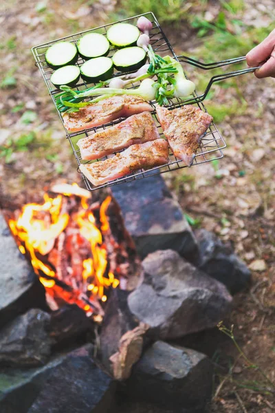 Homme préparant le dîner sur le feu de camp, style de vie aventure camping concept de vacances — Photo