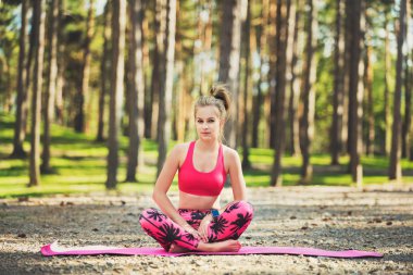 Genç kadın pratik yoga bir ormandaki hazır. Özgürlük kavramı. Sakinlik ve sakin ol, zihin ve beden mutluluk