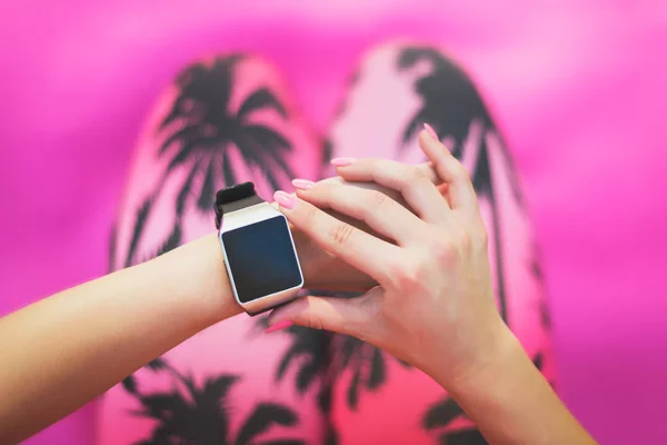 Primer plano Shot. Mujer deportiva después de la sesión de entrenamiento Comprobación de resultados de fitness en Smart Watch. Vista superior de la foto de una mujer joven comprobando el progreso de la aptitud en su reloj inteligente . — Foto de Stock