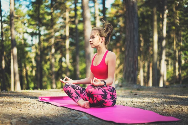 Jovem mulher meditando em posição de lótus praticando ioga em uma floresta. Conceito de liberdade. Calma e relaxamento, mente e felicidade corporal — Fotografia de Stock
