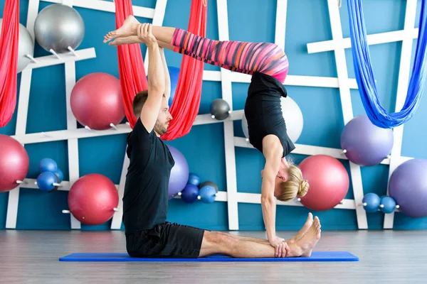 Çift bir stüdyoda Acro yoga uygulamak. Acro yoga kavramı. Çift yoga sınıf egzersiz — Stok fotoğraf