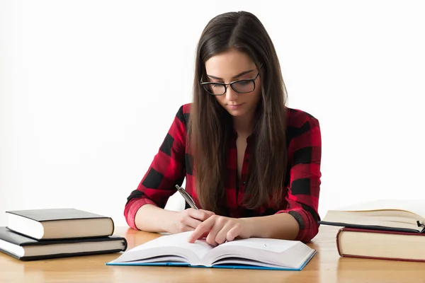 Aantrekkelijke Kaukasische meisje studeren voor haar examens thuis, onderwijs concept op witte achtergrond — Stockfoto