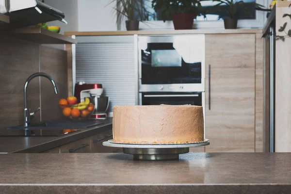 Köstliche geschichtete Biskuittorte mit Schokoladenpudercreme auf der Arbeitsplatte — Stockfoto