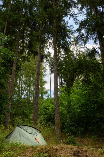 Σκηνή camping σε δάσος, καλοκαιρινές κατασκηνώσεις, έννοια οικογενειακές διακοπές περιπέτειας — Φωτογραφία Αρχείου