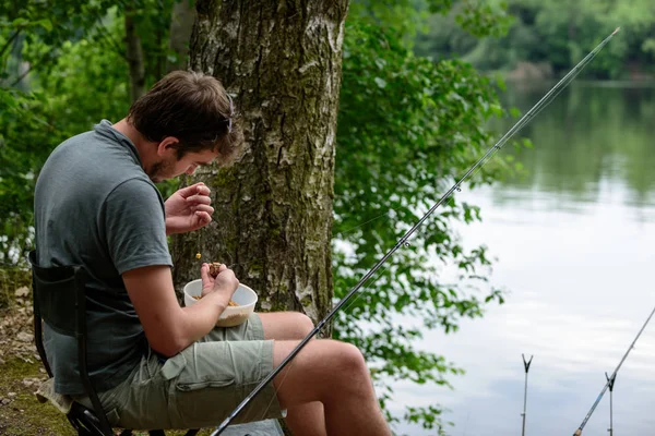 Fiskaren förbereder lockbete, fiske semester semester hobby konceptet — Stockfoto