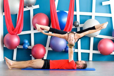 Çift bir stüdyoda Acro yoga uygulamak. Acro yoga kavramı. Çift yoga sınıf egzersiz