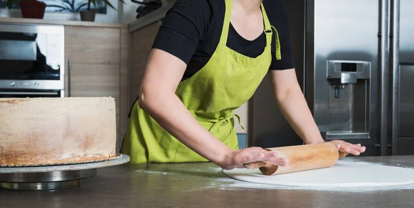 Donna che utilizza mattarello preparare fondente bianco per la decorazione della torta, dettaglio mani — Foto Stock
