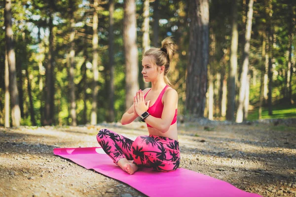 Genç kadın meditasyon lotus pratik yoga bir ormandaki pozisyonda. Özgürlük kavramı. Sakinlik ve sakin ol, zihin ve beden mutluluk. — Stok fotoğraf