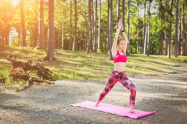 Jonge vrouw klaar voor het beoefenen van yoga in een forest. Rust, ontspannen, geest en lichaam geluk concept — Stockfoto