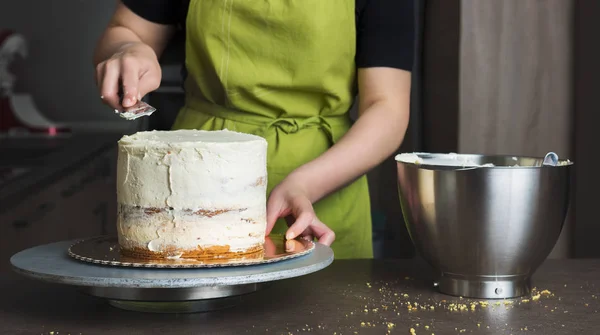 멋 여자는 맛 있는 장식 계층 스폰지 케이크 크림을 장식 — 스톡 사진