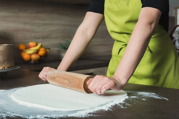 Mulher usando rolo pino preparando fondant branco para decoração de bolo, detalhes mãos — Fotografia de Stock