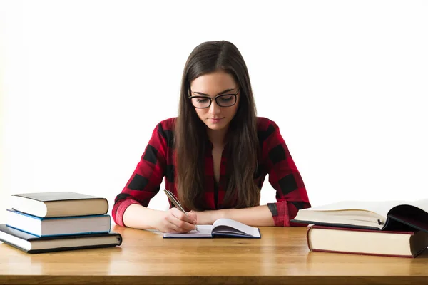 Приваблива біла дівчина навчається для своїх іспитів вдома, концепція освіти на білому тлі — стокове фото