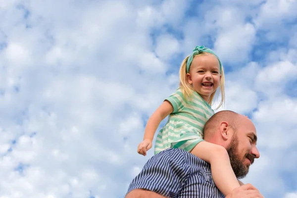 Retrato de filha adorável pai, família feliz, conceito de dia do pai — Fotografia de Stock