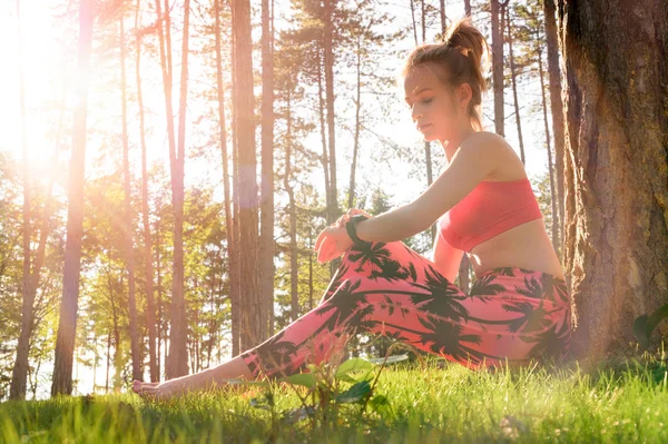 Bir mola ve akıllı saatini kontrol genç çekici atlet. Spor, fitness, egzersiz kavramı