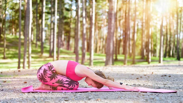 Jovem mulher meditando na posição de lebre praticando ioga em uma floresta. Conceito de liberdade. Relaxe, mente e felicidade corporal . — Fotografia de Stock