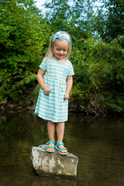 Adorável menina pré-escolar loira brincando no rio, exploração e conceito de educação — Fotografia de Stock