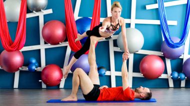 Çift bir stüdyoda Acro yoga uygulamak. Acro yoga kavramı. Çift yoga sınıf egzersiz