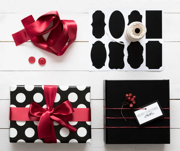 Elegantes y hermosos regalos de Navidad en blanco, negro y rojo, estación de envoltura Diy — Foto de Stock