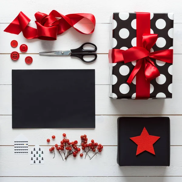 Elegante navidad retro nórdica, estación de embalaje, vista al escritorio desde arriba, concepto de carta a santa — Foto de Stock