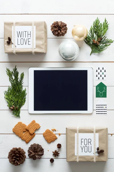Natal nórdico elegante retro, estação de embrulho, vista de mesa de cima, conceito de compras on-line — Fotografia de Stock