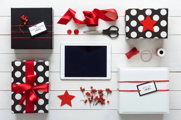 Elegante navidad retro nórdica, estación de embalaje, vista al escritorio desde arriba, concepto de compras en línea — Foto de Stock