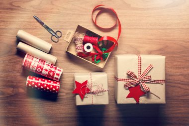 Güzel retro Noel hediye sarma, xmas kavramı, DIY Resepsiyon görünümü arka plan yukarıda