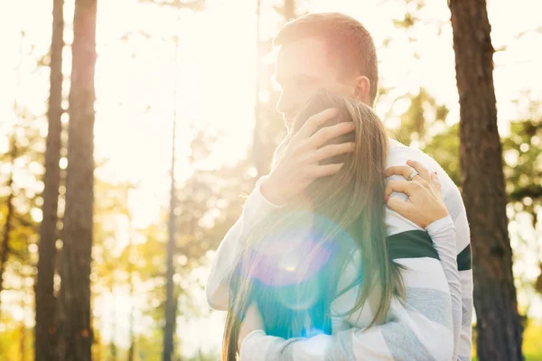 Feliz jovem casal apaixonado abraçando. Data de parque ao ar livre. Amante casal felicidade . — Fotografia de Stock
