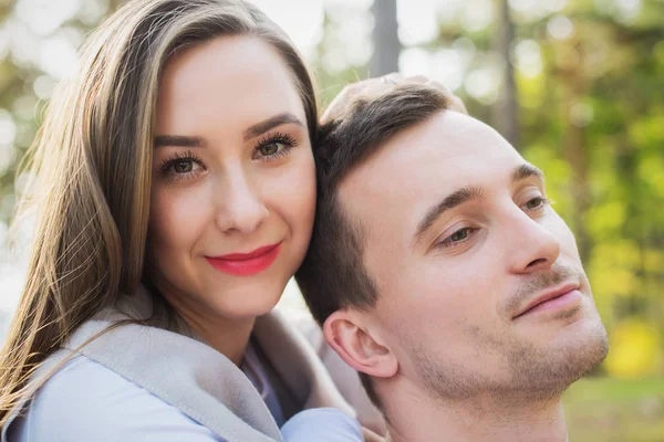Happy young couple in love hugging. Park outdoors date. Loving couple looking at camera portrait. — Stock Photo, Image