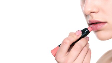 Güzel genç sarışın bir kadın seksi dolgun dudaklar mercan renk ruj uygulama ile. Kopya alanı ile beyaz arka plan üzerinde izole Güzellik Portresi.