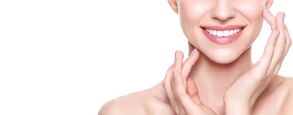 Yüzüne kusursuz derili güzel sarışın kadın dokunuyor. Yüz bakımı. Kozmetik, güzellik ve kaplıca konsepti. Beyaz arkaplanda izole.