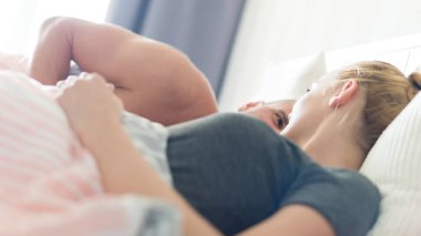 Sevgiyle birbirine, seks kavramı bakarak onların yatak odasında genç şehvetli Çift