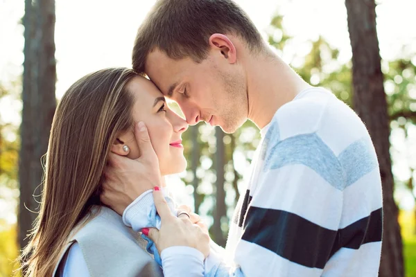 Feliz joven pareja enamorada abrazándose. Parque al aire libre fecha. Amor pareja felicidad . —  Fotos de Stock