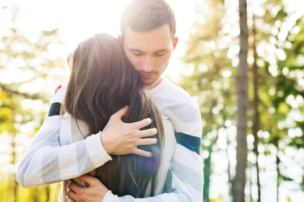 Buona giovane coppia innamorata che si abbraccia. Parcheggiare all'aperto data. Amare coppia felicità . — Foto Stock