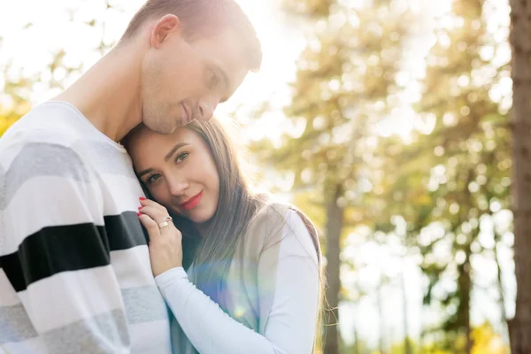 Gelukkige jonge paar in liefde knuffelen. Park buiten datum. Liefdevolle paar geluk. — Stockfoto