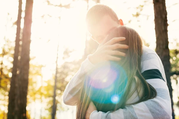 Gelukkige jonge paar in liefde zoenen. Park buiten datum. Liefdevolle relatie van het paar. — Stockfoto