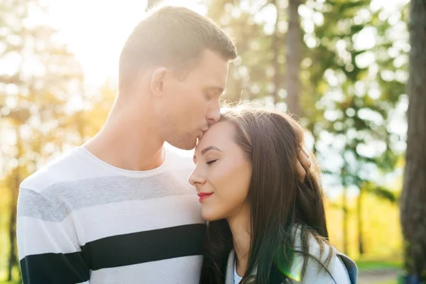 Happy young couple in love kissing. Park outdoors date. Loving couple relationship. — Stock Photo, Image