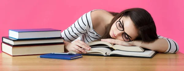 Estudiante agotada durmiendo en su escritorio — Foto de Stock