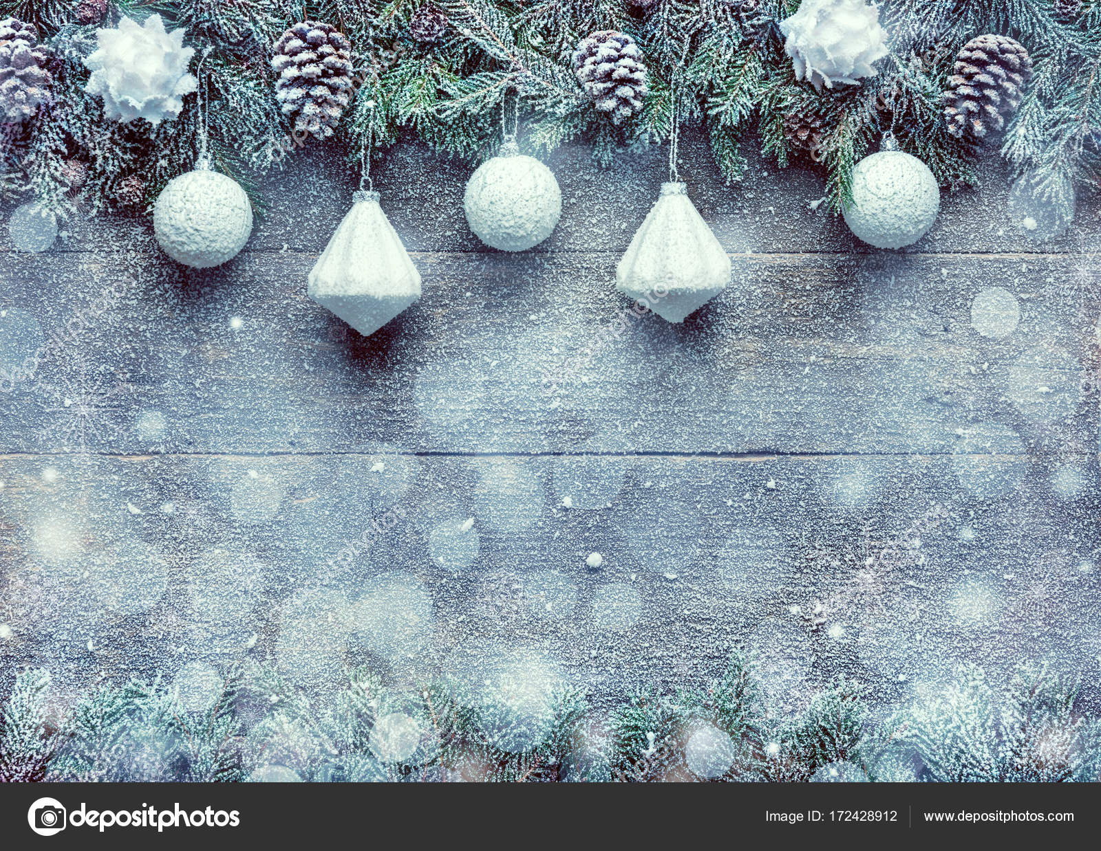 Snowy Christmas Background gaÅ‚Ä™zie drzewa jodÅ‚y z szyszek i BoÅ¼e Narodzenie ki na tle drewnianych transparent uroczysty z miejsca kopii — ZdjÄ™cie od