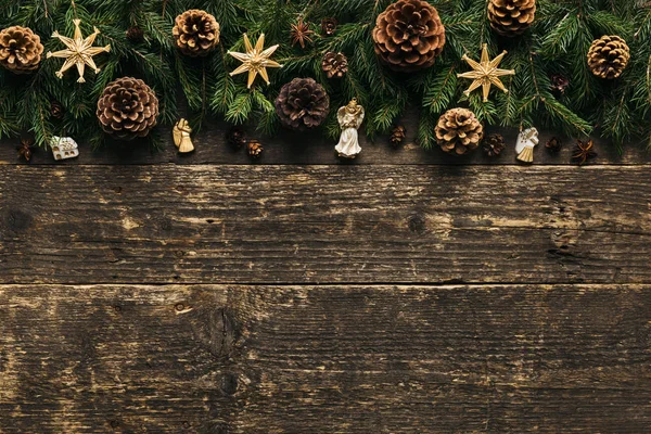 Kerstmis achtergrond, Fir boomtakken met dennenappels, Xmas kerstballen en decoraties op houten achtergrond, feestelijke Concept met kopie ruimte — Stockfoto
