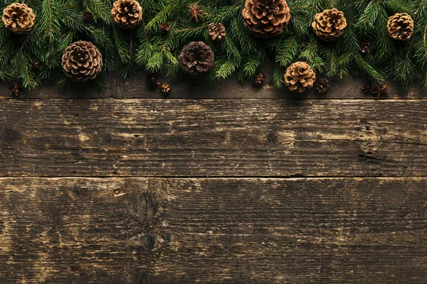 크리스마스 배경, 나무 바탕에 소나무 콘과 전나무 나무 가지, 복사 공간 축제 개념 — 스톡 사진