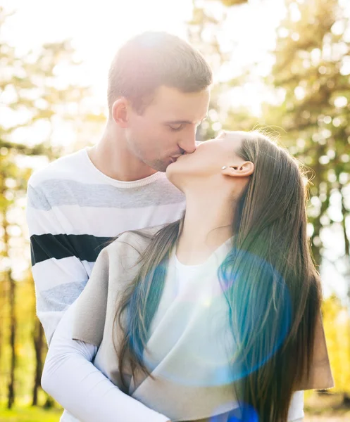 Jovem casal feliz no amor beijando. Data de parque ao ar livre. Amante relacionamento casal . — Fotografia de Stock
