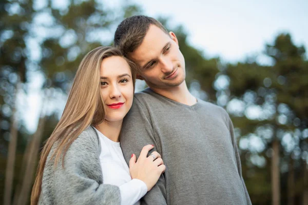 Joyeux jeune couple amoureux étreignant. Rendez-vous en plein air. Couple aimant regardant portrait de la caméra . — Photo