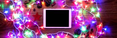 Yukarıdan Resepsiyon görünümüyle dijital tablet ve Noel ışıkları, xmas online alışveriş kavramı