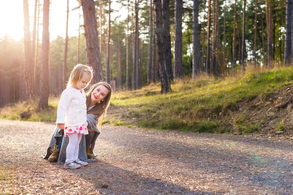 Feliz Jovem Mãe Solteira Dar Passeio Parque Com Sua Filha — Fotografia de Stock