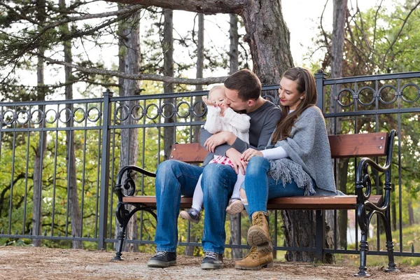 Birlikte Onların Vaktinizi Bir Parkta Bir Bankta Oturmuş Mutlu Aile — Stok fotoğraf