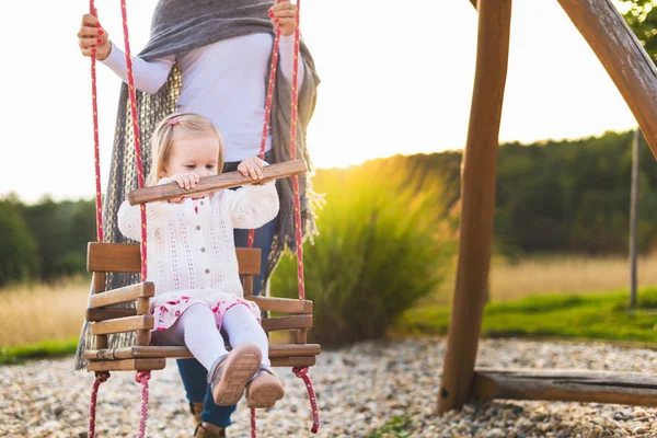 Madre Single Con Figlia Todller Oscillante Parco Giochi Infanzia Famiglia — Foto Stock